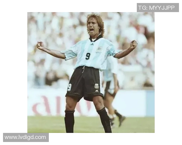 足球球星赛场飘逸长发展现独特魅力与自由风采